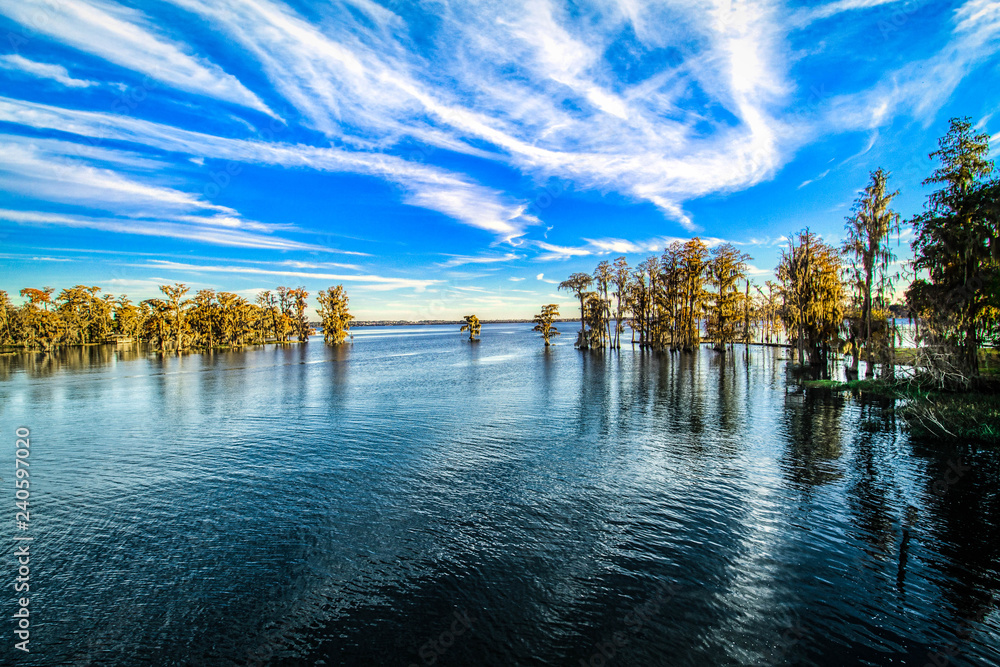 Obraz premium blue sky on lake