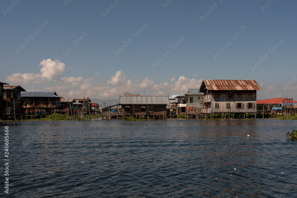 Poblado de casas de madera en palafito en el lago Inle. Myanmar Poblado de casas de madera en palafito en el lago Inle. Myanmar