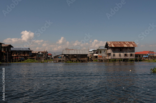 Poblado de casas de madera en palafito en el lago Inle. Myanmar © DiegoCalvi