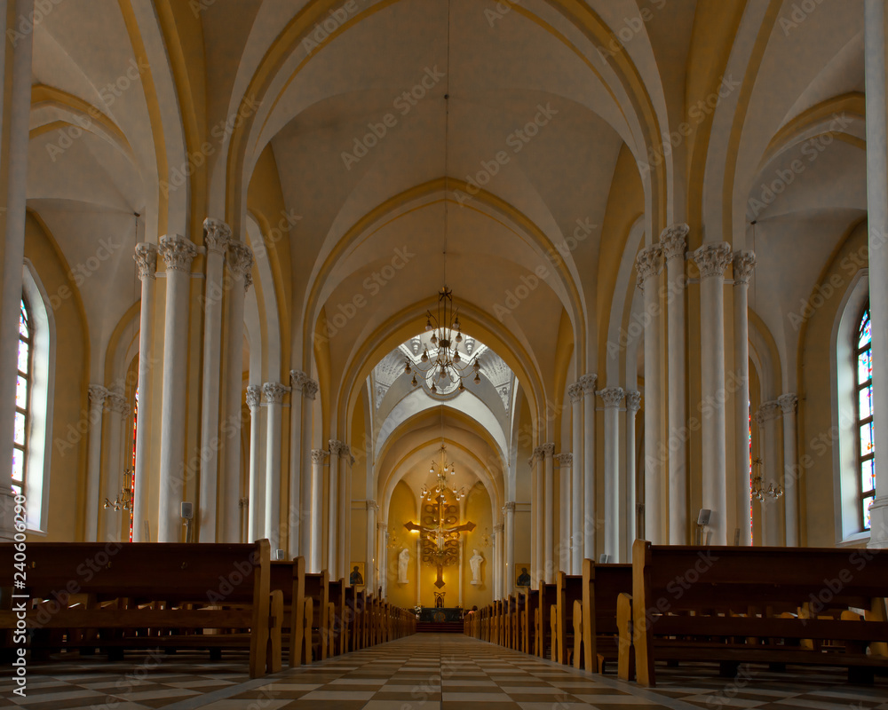 Vaults, benches and divine light in the altar