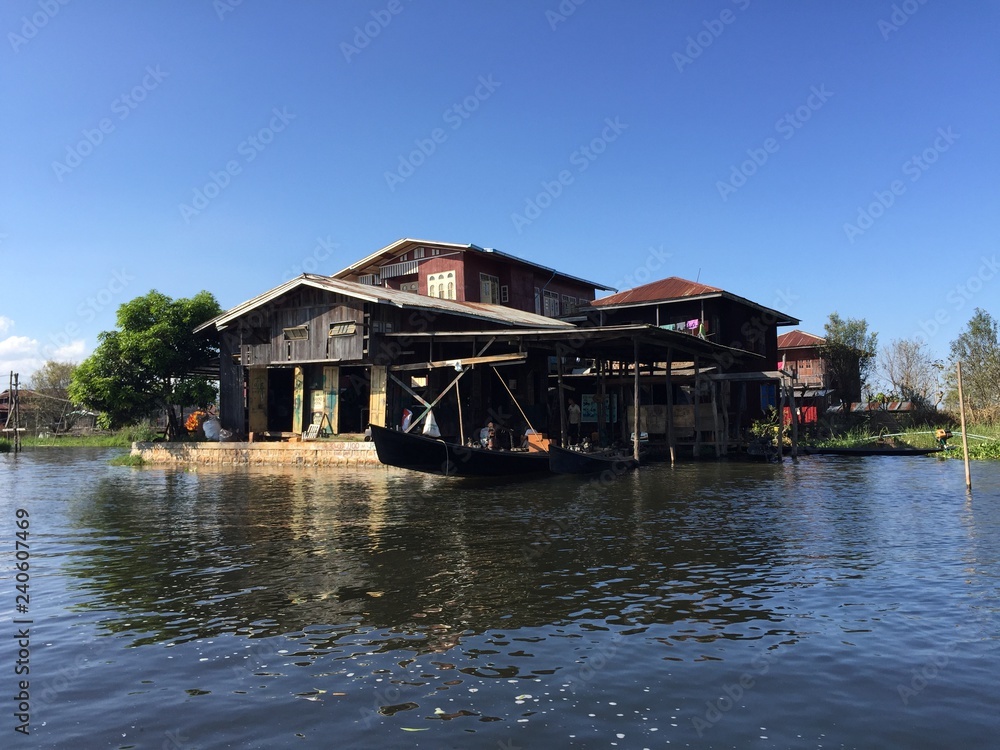 Poblado de casas de madera en palafito en el lago Inle. Myanmar