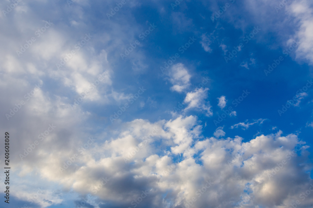 Obraz premium Clouds against blue sky as abstract background