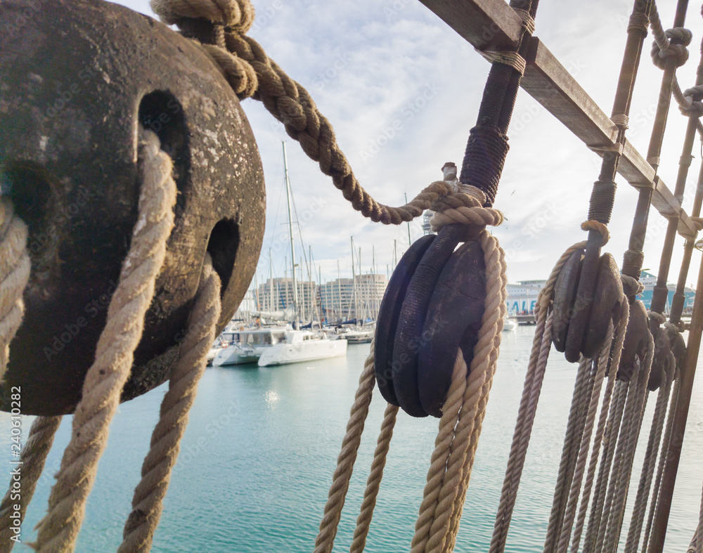 Φωτογραφία Old wooden deadeye on the shrouds of a sailing vessel of the eighteenth century