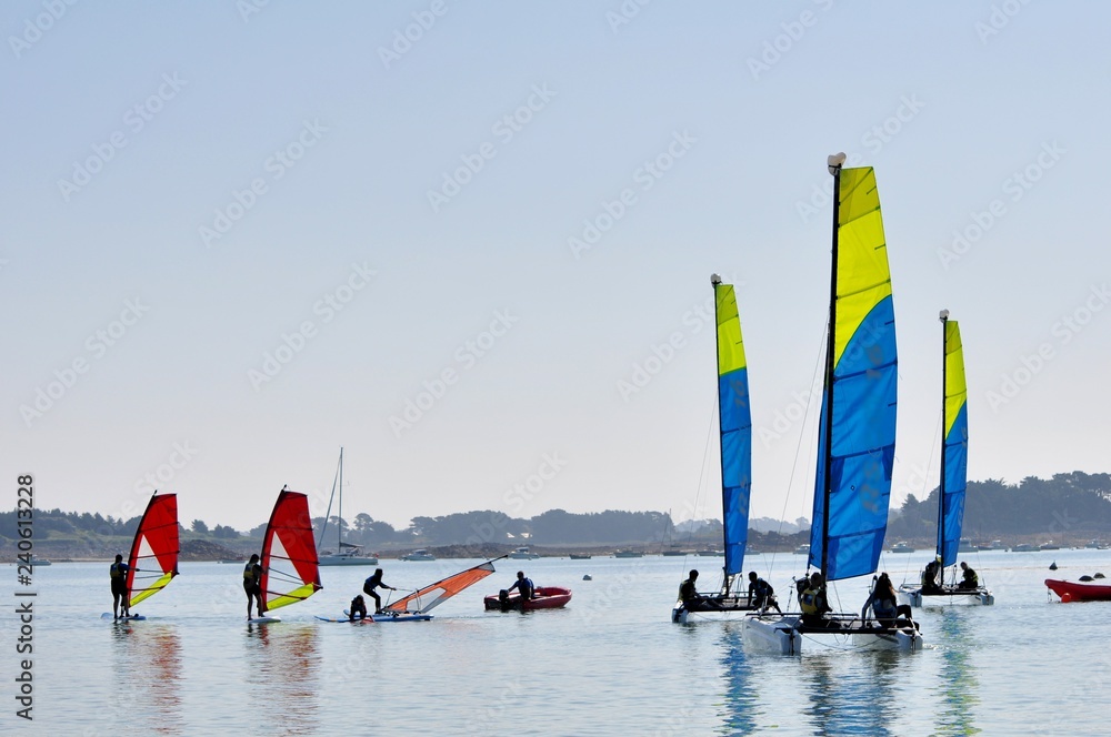 Cours de l'école de voile à Port-Blanc Penvénan en Bretagne Photos | Adobe  Stock