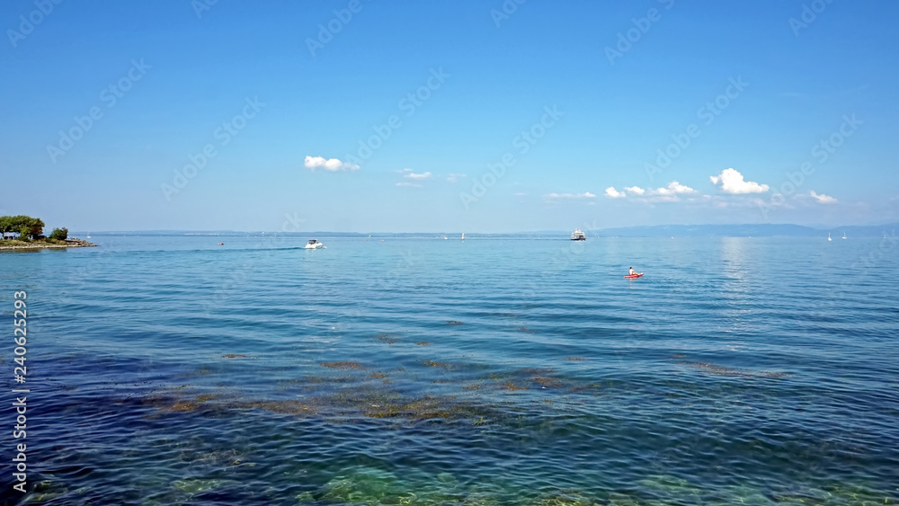 Obraz premium Aussicht über den Bodensee im Sommer vom Ufer in Romanshorn 