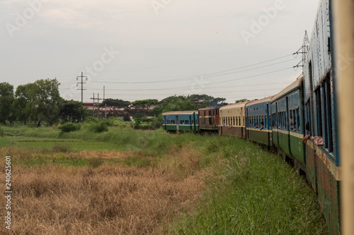 Ferrocarril y tren birmano. Yangon, Myanmar