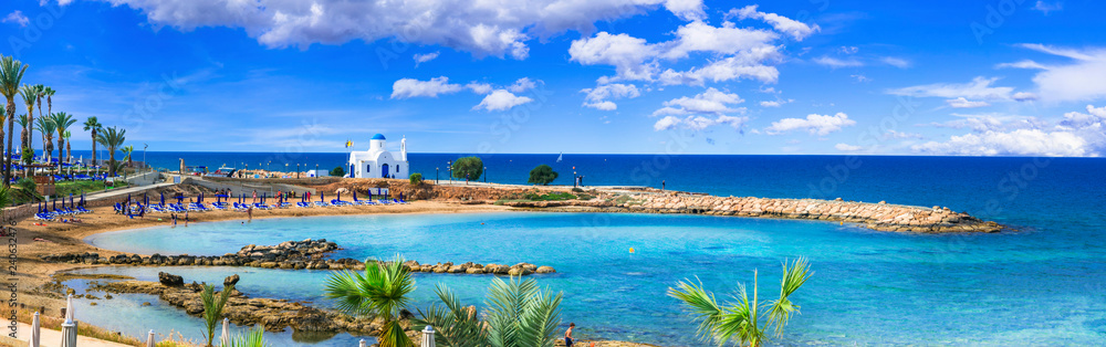 Obraz premium Wyspa Cypr - najlepsze plaże. Sceniczna plaża Louma z małym kościołem