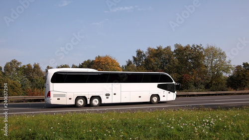 Busfahrt mit einem Reisebus im Sommer