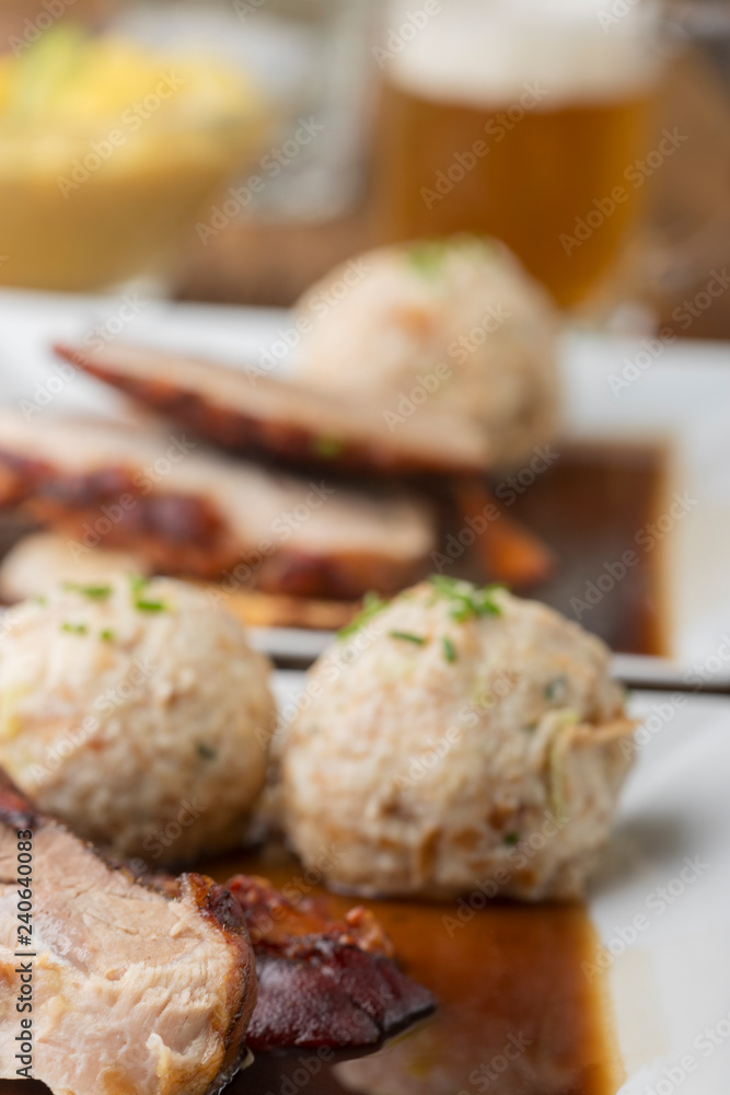 bayerischer Schweinebraten mit Knödel