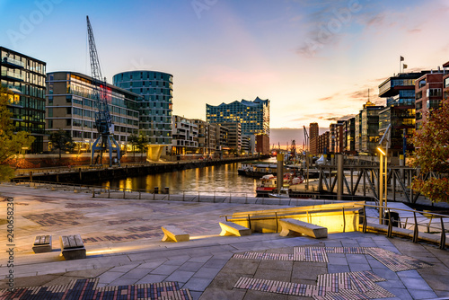 Hafencity mit Blick auf die Elbphilharmonie von den Magellan-Terassen