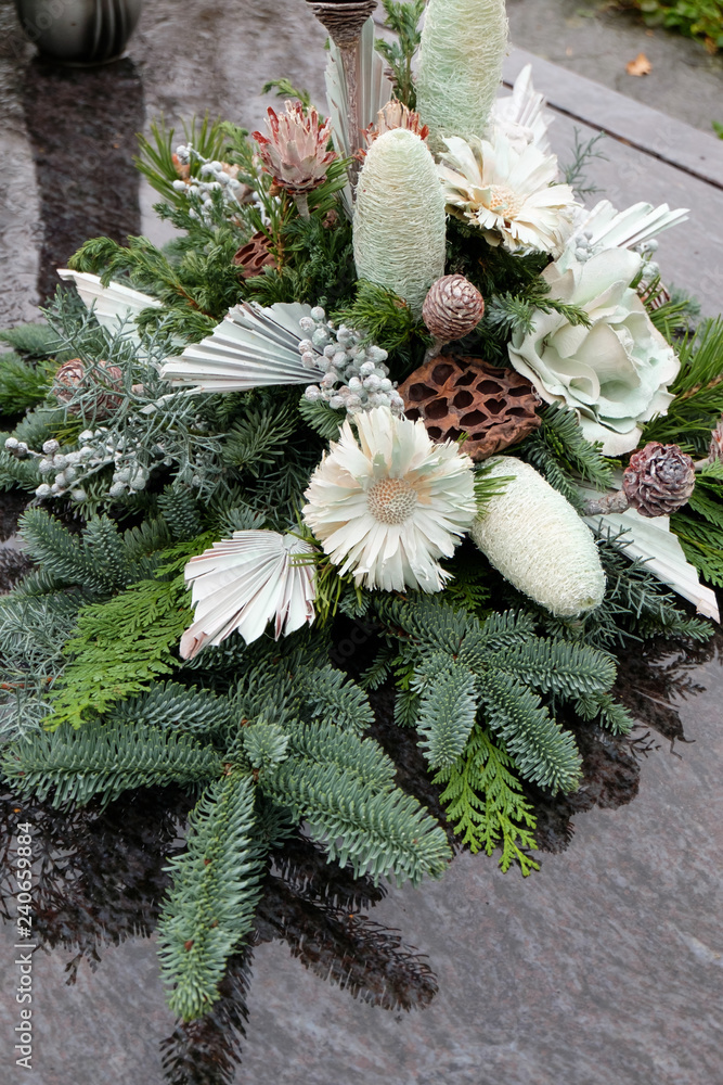 Gesteck Grab Allerheiligen Stock-Foto  Adobe Stock