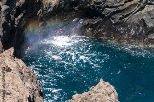 Bucht auf La Palma mit Regenbogen-Reflexion
