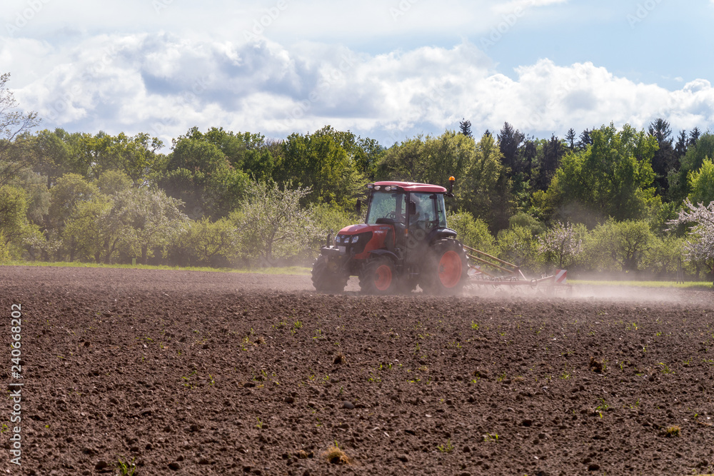 Fototapeta premium Traktor auf dem Feld