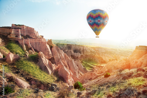 Balon na gorące powietrze lecący nad Kapadocją, Turcja