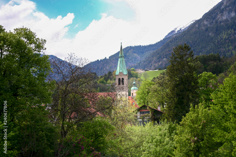 Höttinger Kirche in Innsbruck an einem bewölkten Sommertag