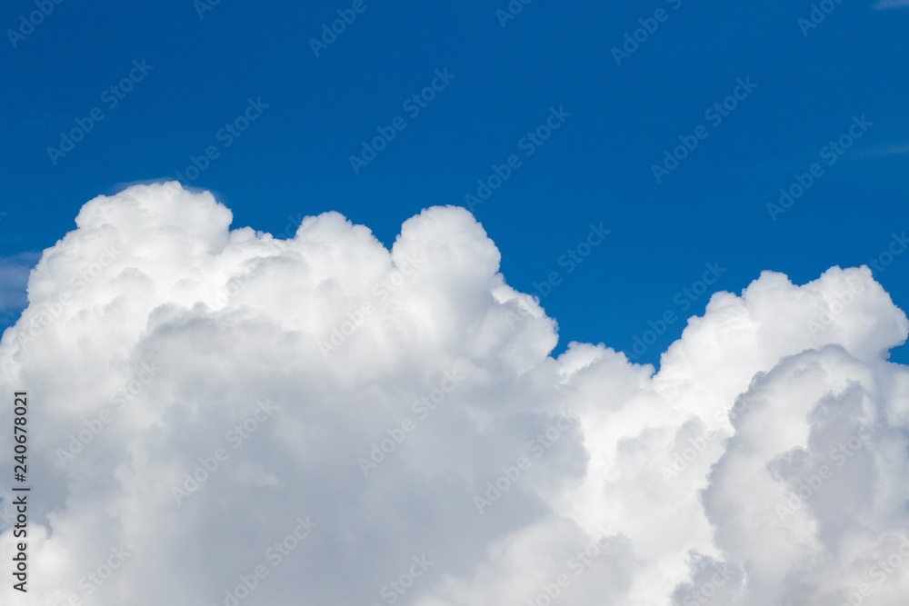 Quellwolken vor blauem Himmel in den Alpen Quellwolken vor blauem Himmel in den Alpen