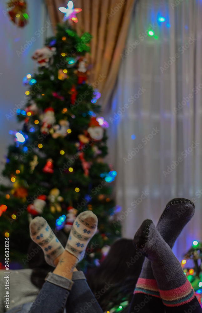 chicas acostadas frente árbol de navidad Stock Photo | Adobe Stock