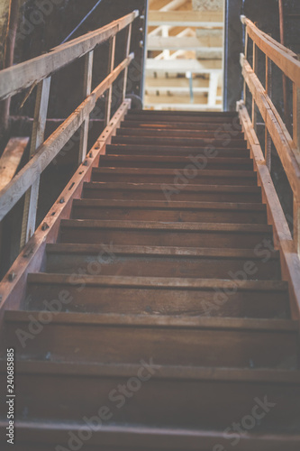 Fototapeta Naklejka Na Ścianę i Meble -  Eine alte Holztreppe in einer alten Scheune führt nach oben. 
