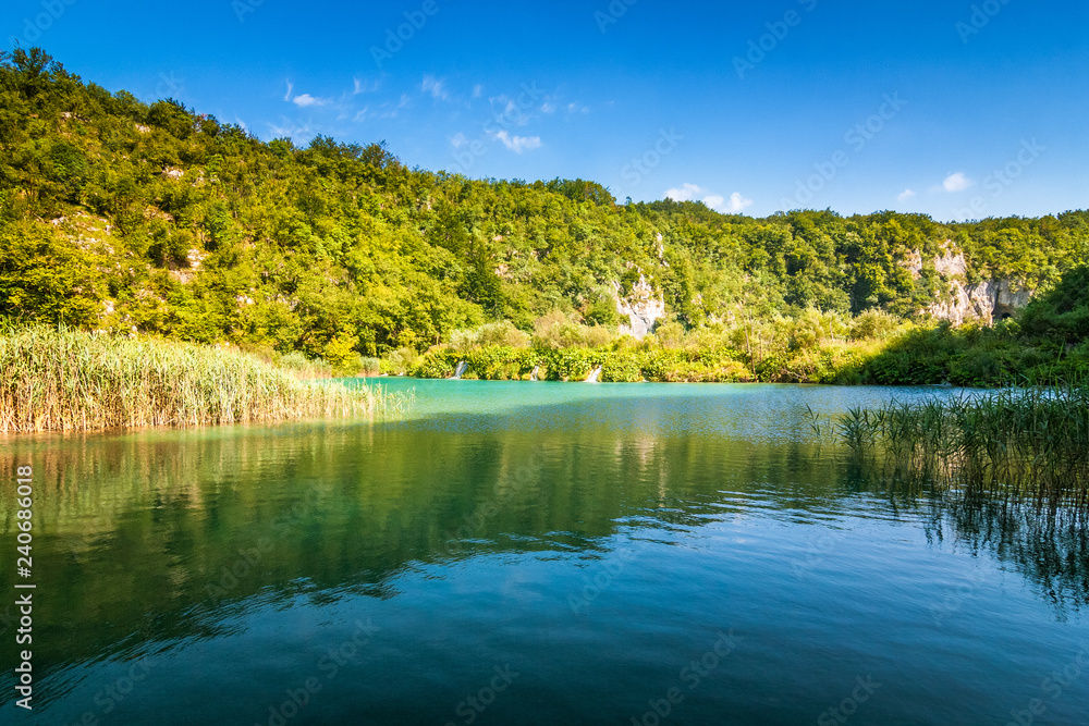 Fototapeta premium Widok na krajobraz z jeziorem, Park Narodowy Jezior Plitwickich, Chorwacja, Europa.
