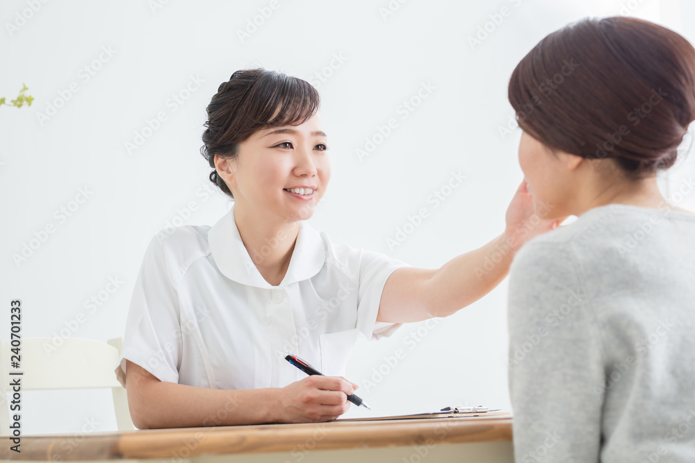 女性と対談する様子 女性と対談する様子