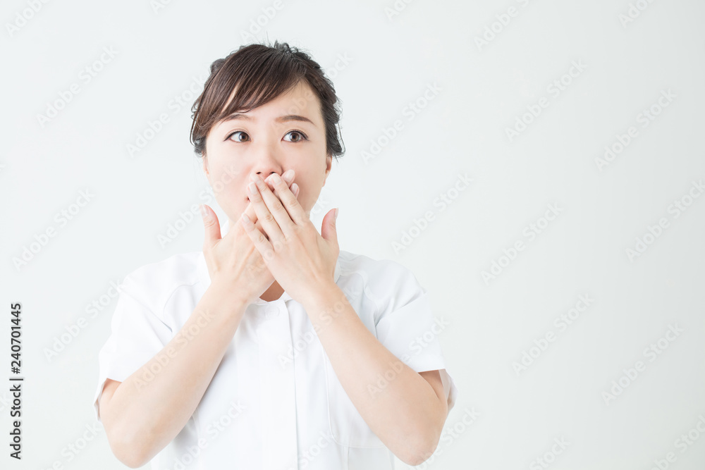 白衣を着て驚く女性アップ 白衣を着て驚く女性アップ