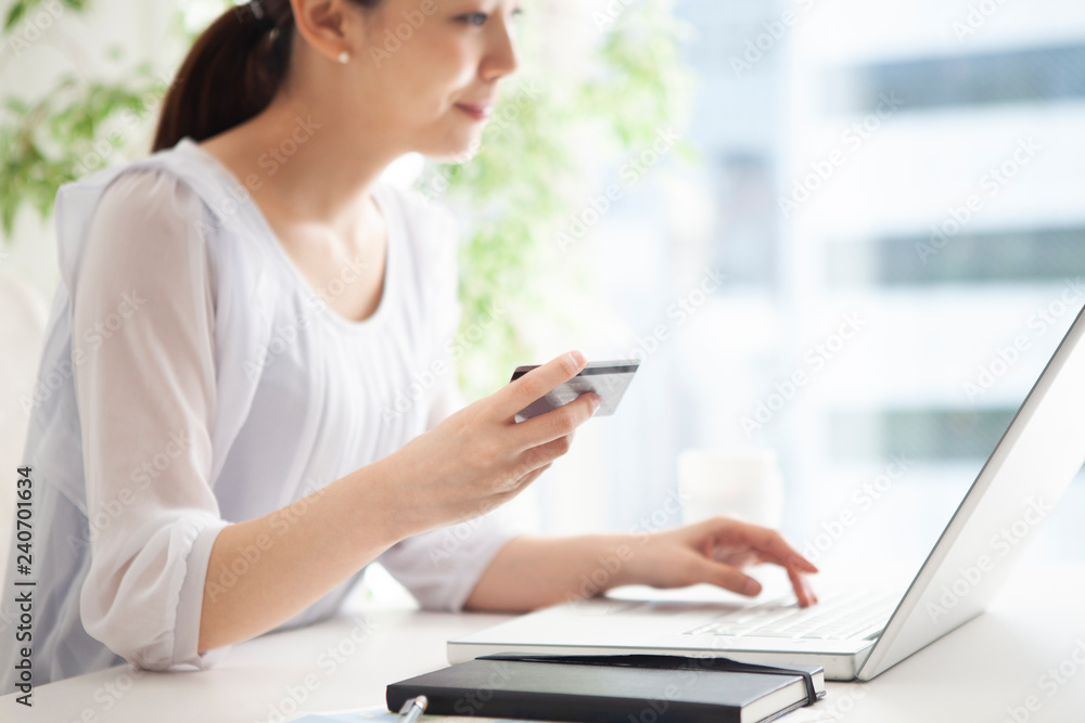 カード情報をパソコンに打ち込む女性 カード情報をパソコンに打ち込む女性