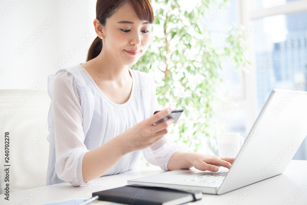 クレジットカードで買い物をする女性 クレジットカードで買い物をする女性