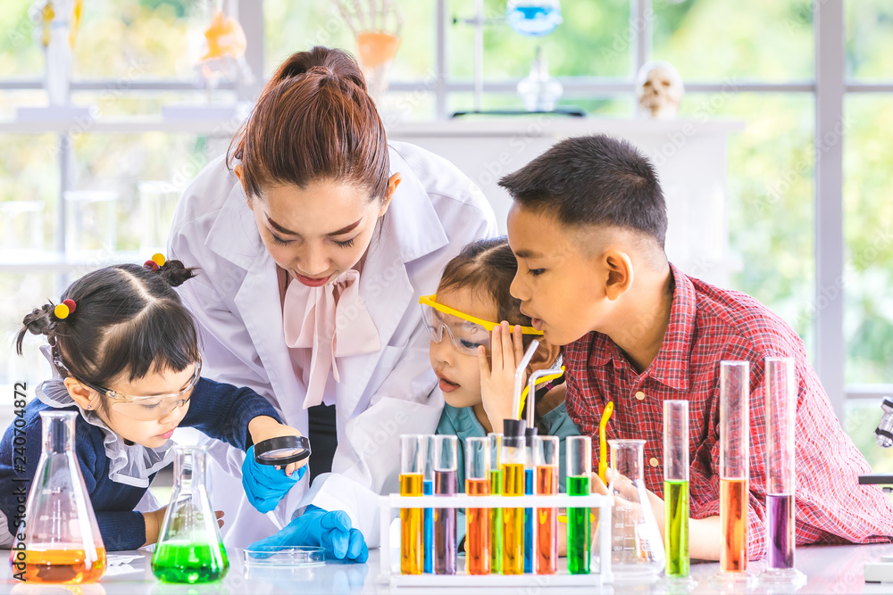 Teacher use magnifying glass to look through..