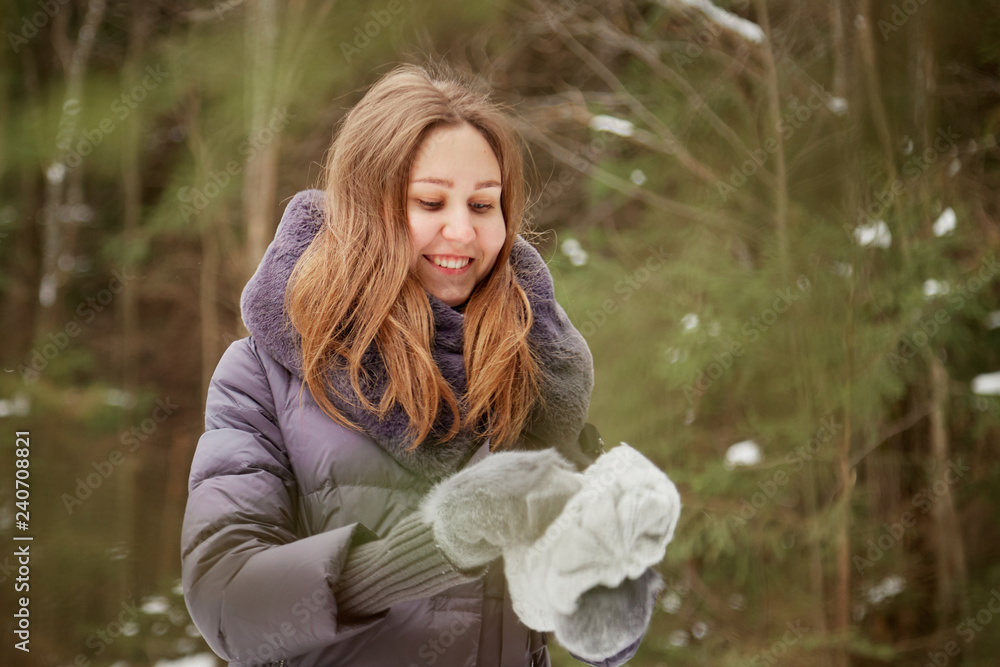 Obraz premium Girl in a pine forest on a winter day