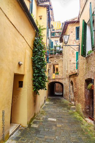 Fototapeta Naklejka Na Ścianę i Meble -  Medieval narrow street in Siena, Tuscany, Italy.