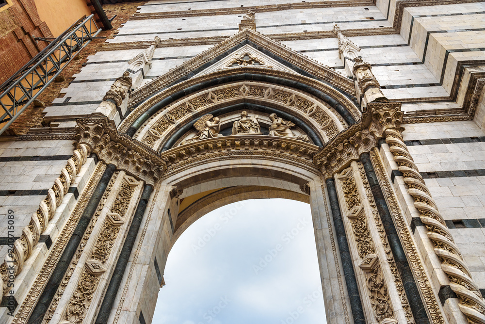 Arch gate to Piazza del Duomo. Siena. Italy