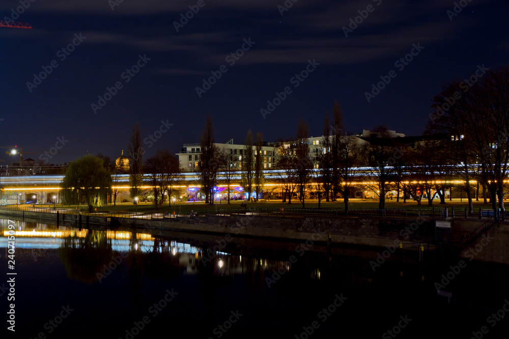 Fototapeta premium berlin - friedrichsbrücke - nachtblick