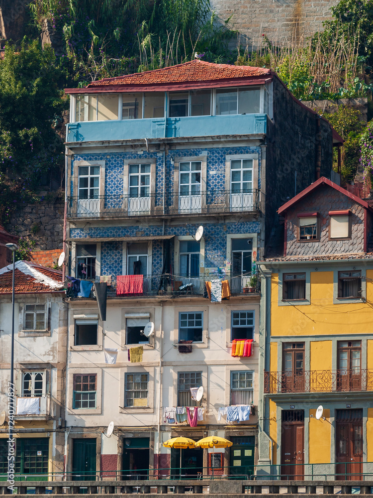 Haus am Ufer des Doro in Porto