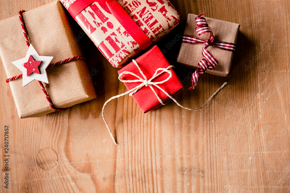 Weihnachten - Geschenke auf Holz liegend in rot und Kraftpapier