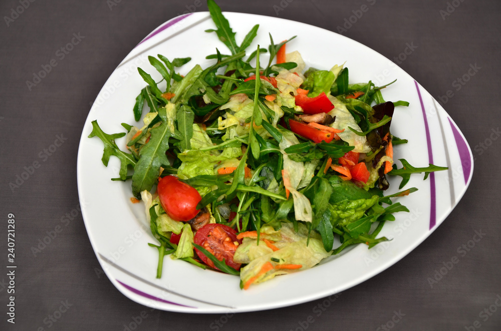 Salatteller mit gesundem Salatmix