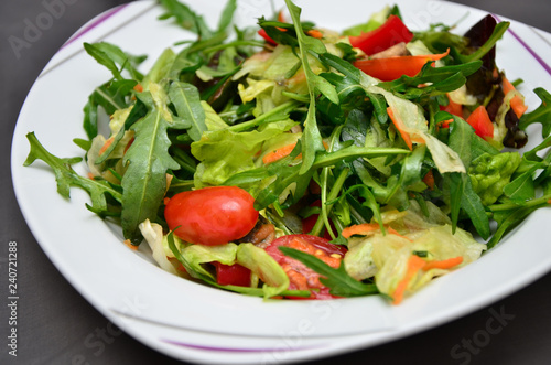 Gesunder Salatmix mit Rucola und Tomate