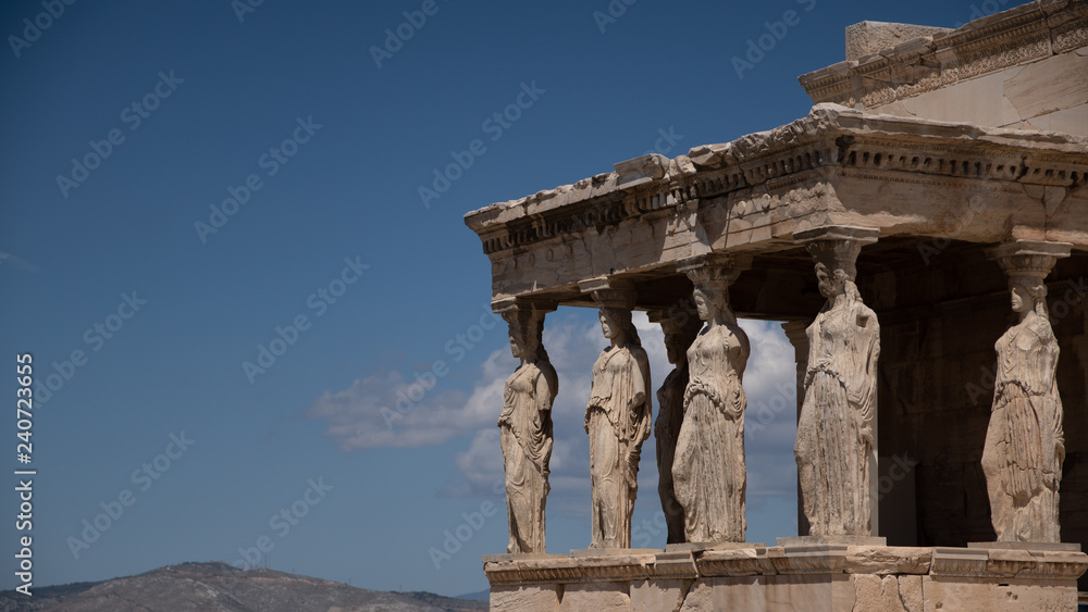 Colonnes et statues sur le site de l'Acropole à Athenes Colonnes et statues sur le site de l'Acropole à Athenes