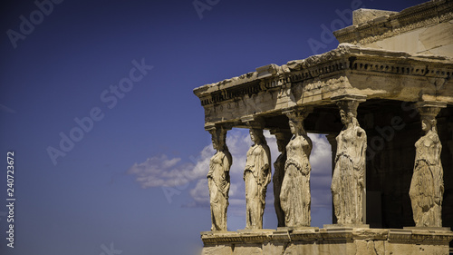 Colonnes et statues sur le site de l'Acropole à Athenes