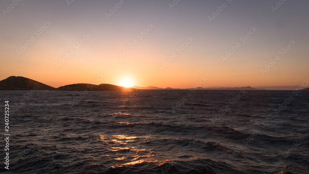 Coucher de soleil sur la mer en Grece