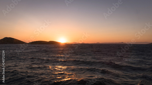 Coucher de soleil sur la mer en Grece © Alcyone