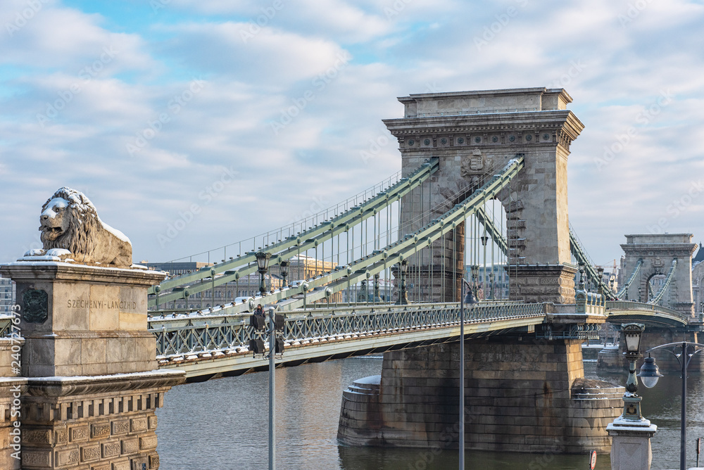 Obraz premium Famous Chain Bridge in winter in Budapest, Hungary