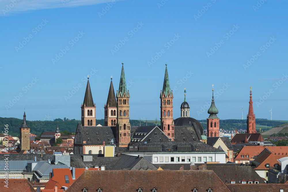 Obraz premium Dach Landschaft von Würzburg mit dem Dom, der Marienkapelle, dem Grafeneckert und dem Neumünster.
