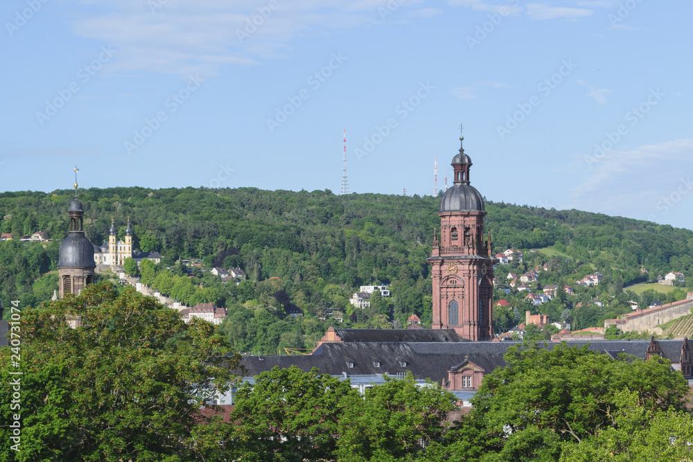 Würzburg mit dem Käppele im Hintergrund und Neubaukirche im Vordergrund. umrahmt wird alles von Stadt und Wald.