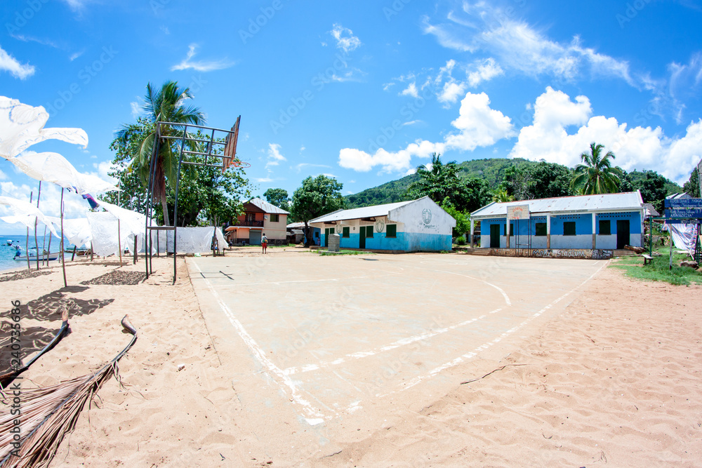 Schulhof mit Basketballplatz auf Nosy Komba eine Insel von Madagaskar