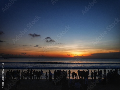 南国の夏の夕焼け、ビーチに集まる人々 © 愛 末廣