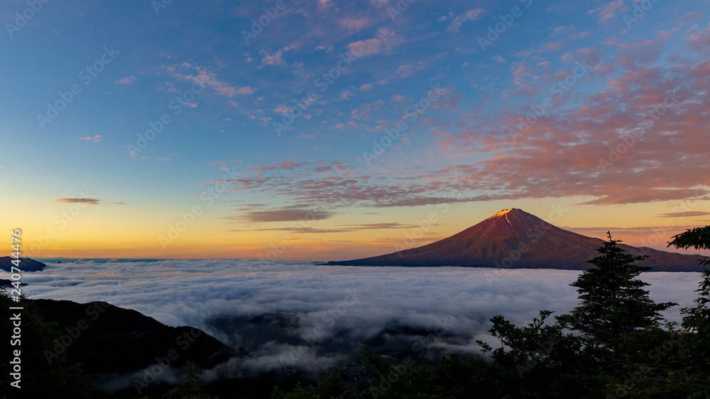 早朝の赤富士と雲海