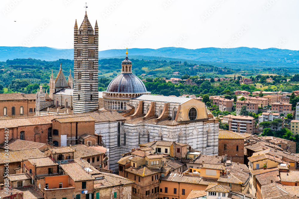 Fototapeta premium Aerial view of Siena Cathedral and the cityscape of Siena