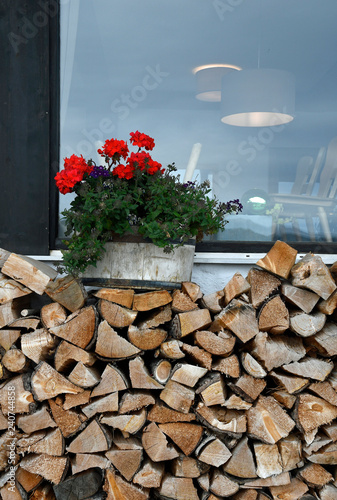 Fototapeta Naklejka Na Ścianę i Meble -  blumenschmuck an der ifenhütte im kleinwalsertal
