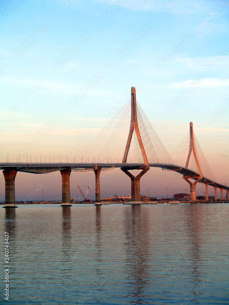 Obraz premium atardecer en el Puente de la Constitución, llamado La Pepa, en la bahía de Cádiz, Andalucía. España