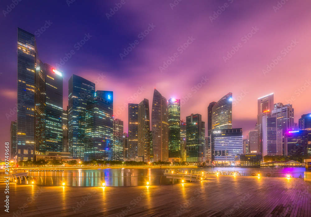 Fototapeta premium Centralna dzielnica biznesowa (CBD) Budynki wokół Marina Bay w Singapurze o świcie.